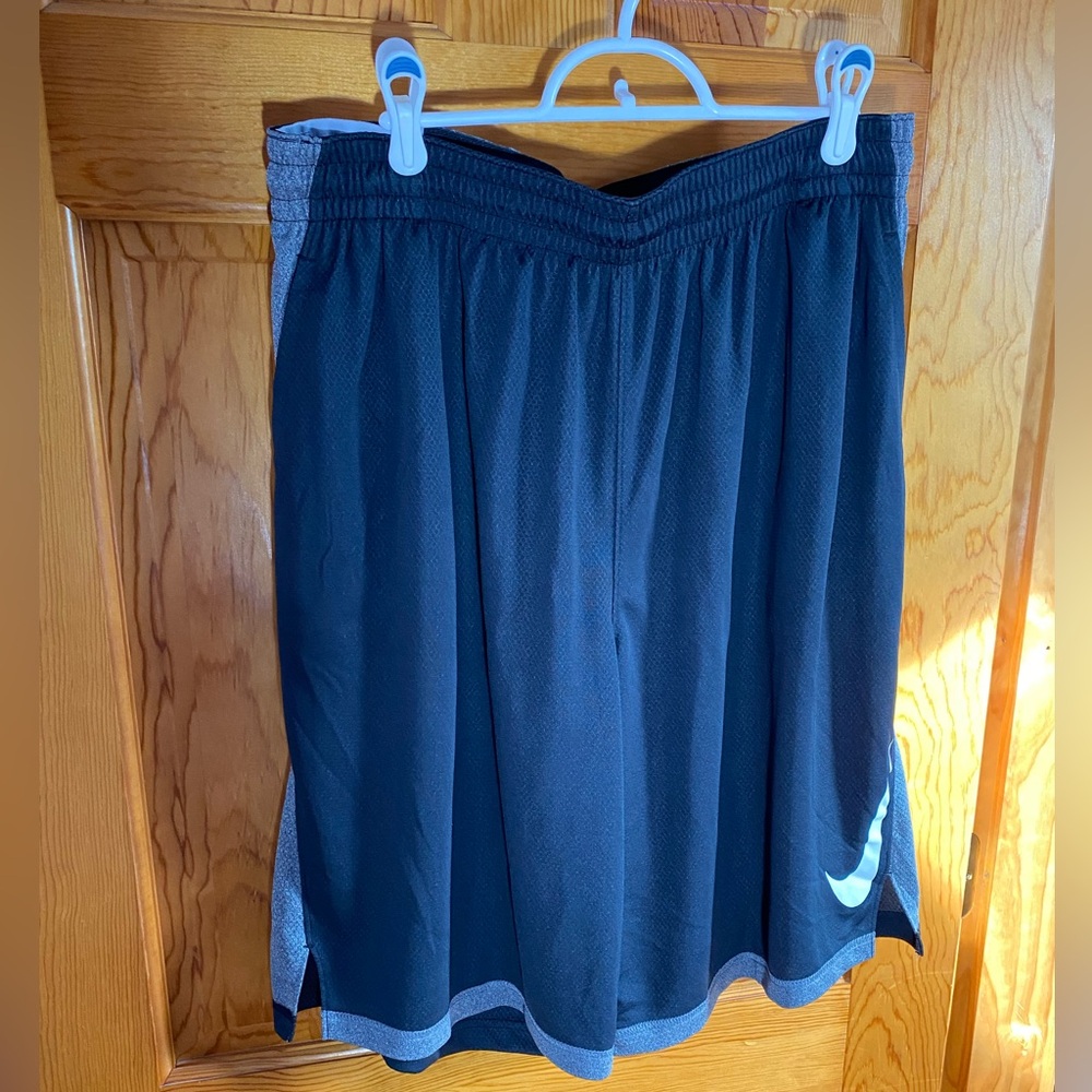 Nike men’s basketball shorts, XL NWT